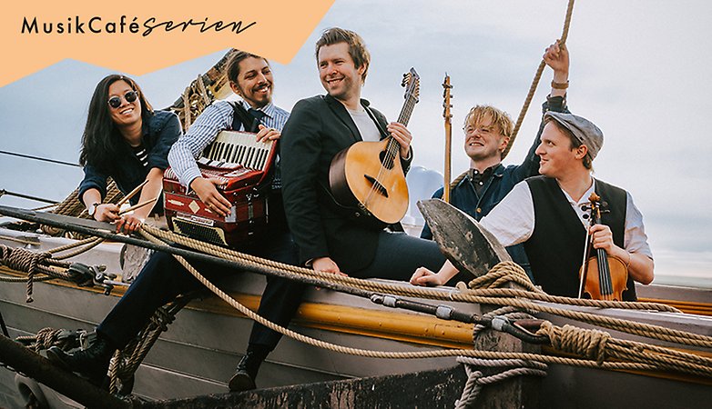 Bandmedlemmar med instrument sitter i en båt.